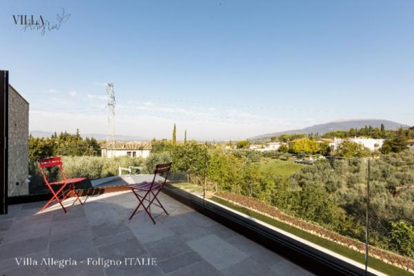 Escalier pour accéder a la terrasse avec vu sur spello + terrasse