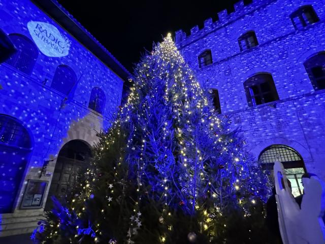 Illuminations et décoration de Noël en Ombrie : magie festive à Foligno